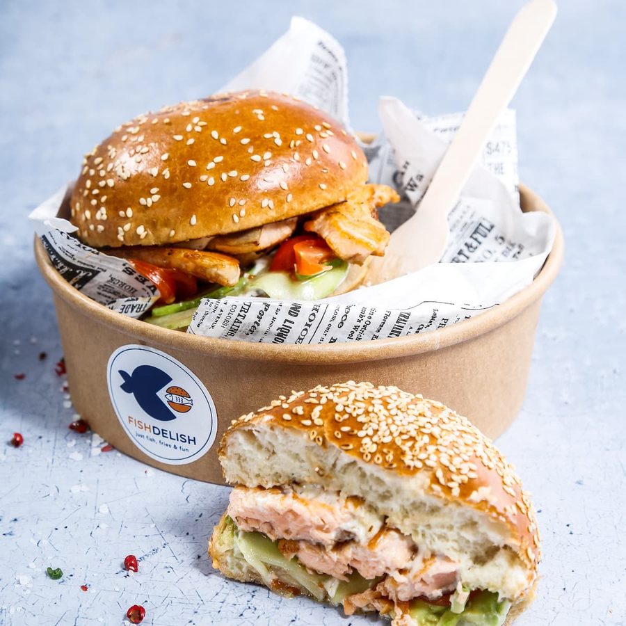 Burger di salmone Fish Delish in una bowl da asporto
