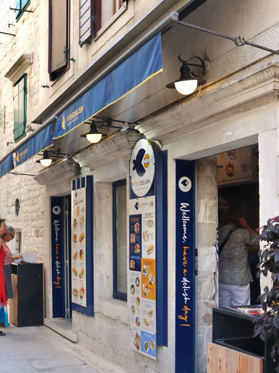 Locale Fish Delish in una via del centro storico dalmata